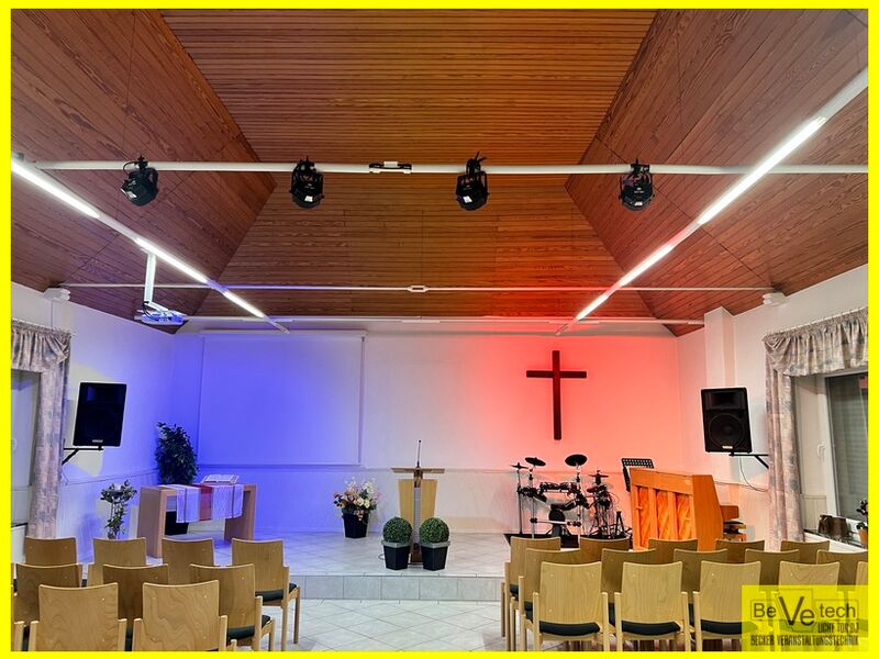 2024-_08-01_CVJM_Trupbach_Lichtinstallation_Gemeinderaum_003.JPG