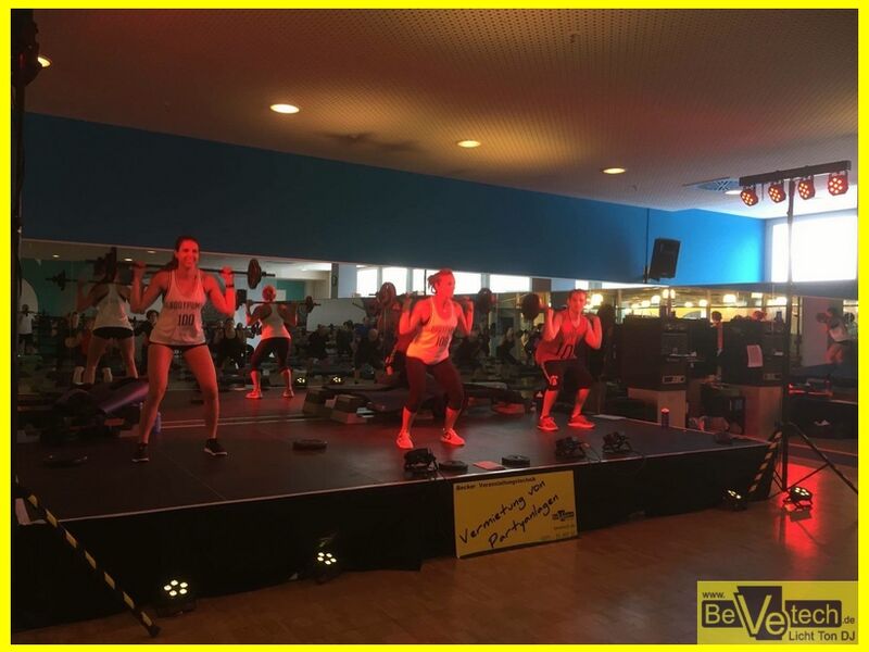 Beleuchtung fuer Kurswochenende im Health City Fitnesscenter mit Buehne 002.JPG