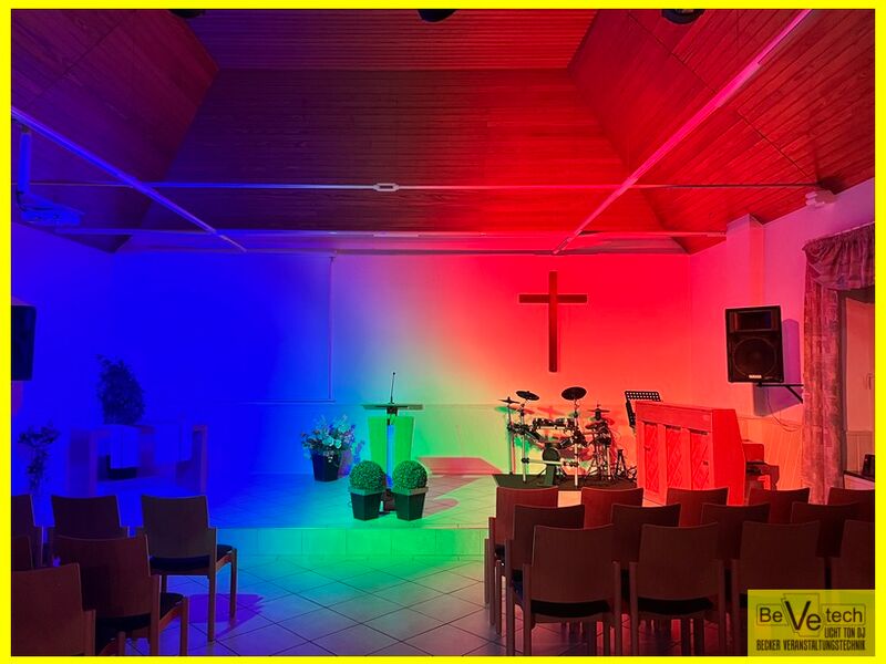 2024-_08-01_CVJM_Trupbach_Lichtinstallation_Gemeinderaum_004.JPG
