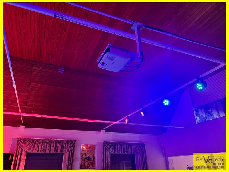 2024-_08-01_CVJM_Trupbach_Lichtinstallation_Gemeinderaum_005.JPG
